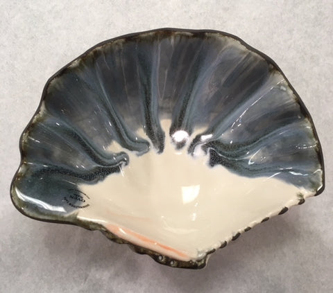 Pottery Bear Claw Shell Bowl